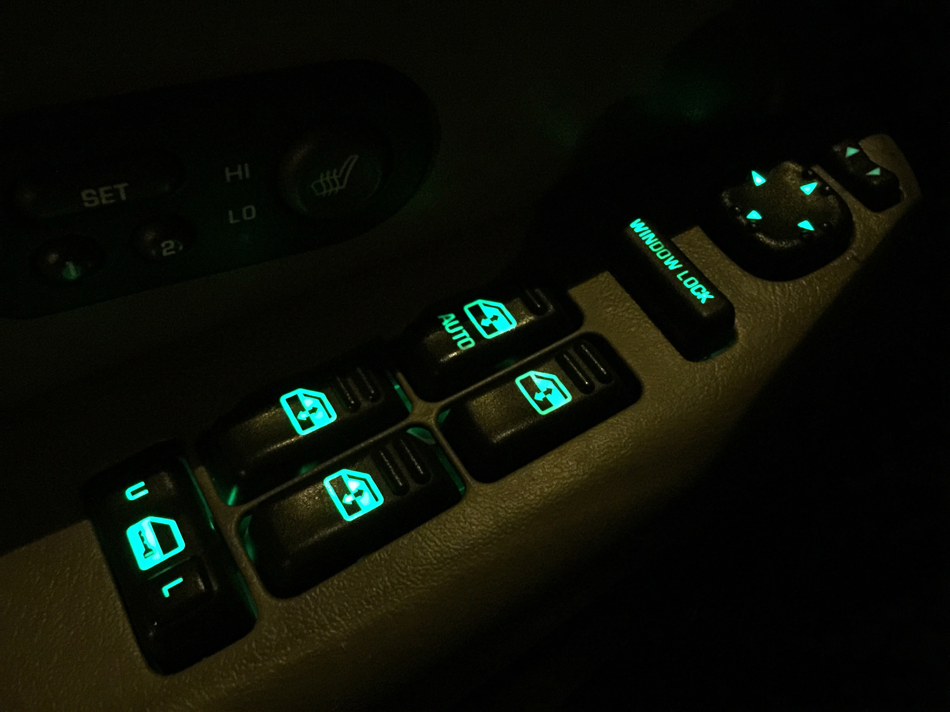 Подсветка кнопок тойота. Chevrolet Tahoe лампочки подсветки кнопок. Подсветка кнопок стеклоподъемников Space Wagon 2. Подсветка кнопок Патриот-01. Шевроле Леганза подсветка кнопок.