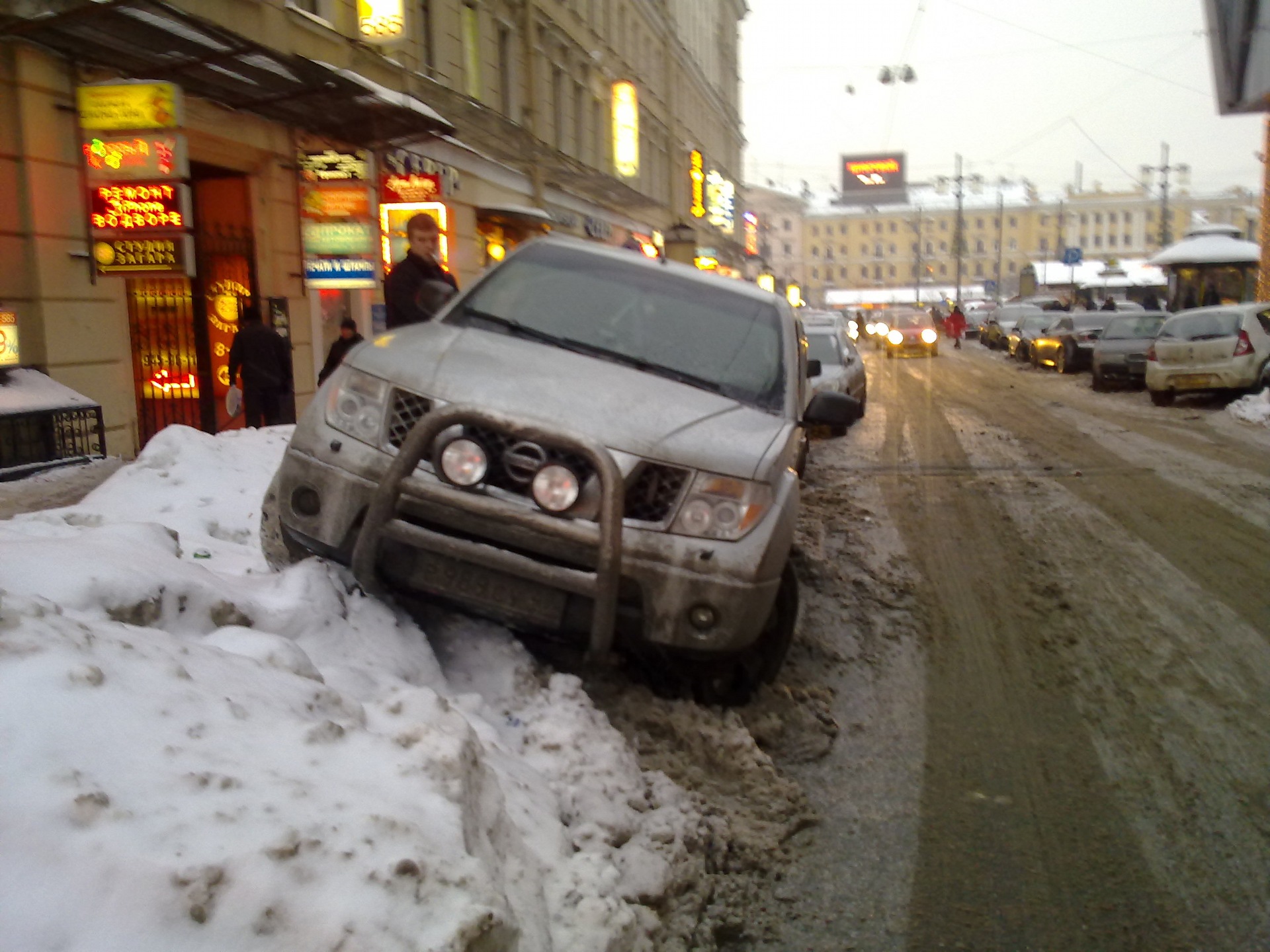 Парковка в москве в новогодние. Автомобили на парковке зимой. Зима Москва припаркованные машины. Припаркованные автомобили зимой. Парковки Москва зима.