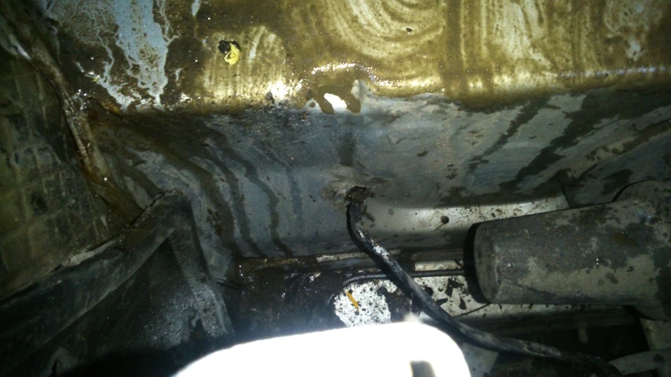 Вода в салоне автомобиля под ковриком пассажира спереди. Смотреть фото Вода в салоне автомобиля под ковриком пассажира спереди. Смотреть картинку Вода в салоне автомобиля под ковриком пассажира спереди. Картинка про Вода в салоне автомобиля под ковриком пассажира спереди. Фото Вода в салоне автомобиля под ковриком пассажира спереди