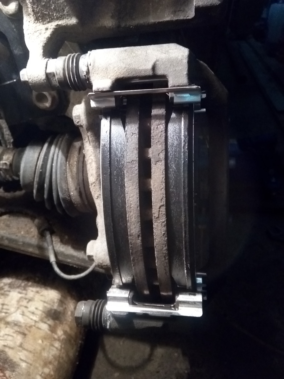 Замена передних колодок. — Opel Astra J, 1,3 л, 2010 года | своими ...