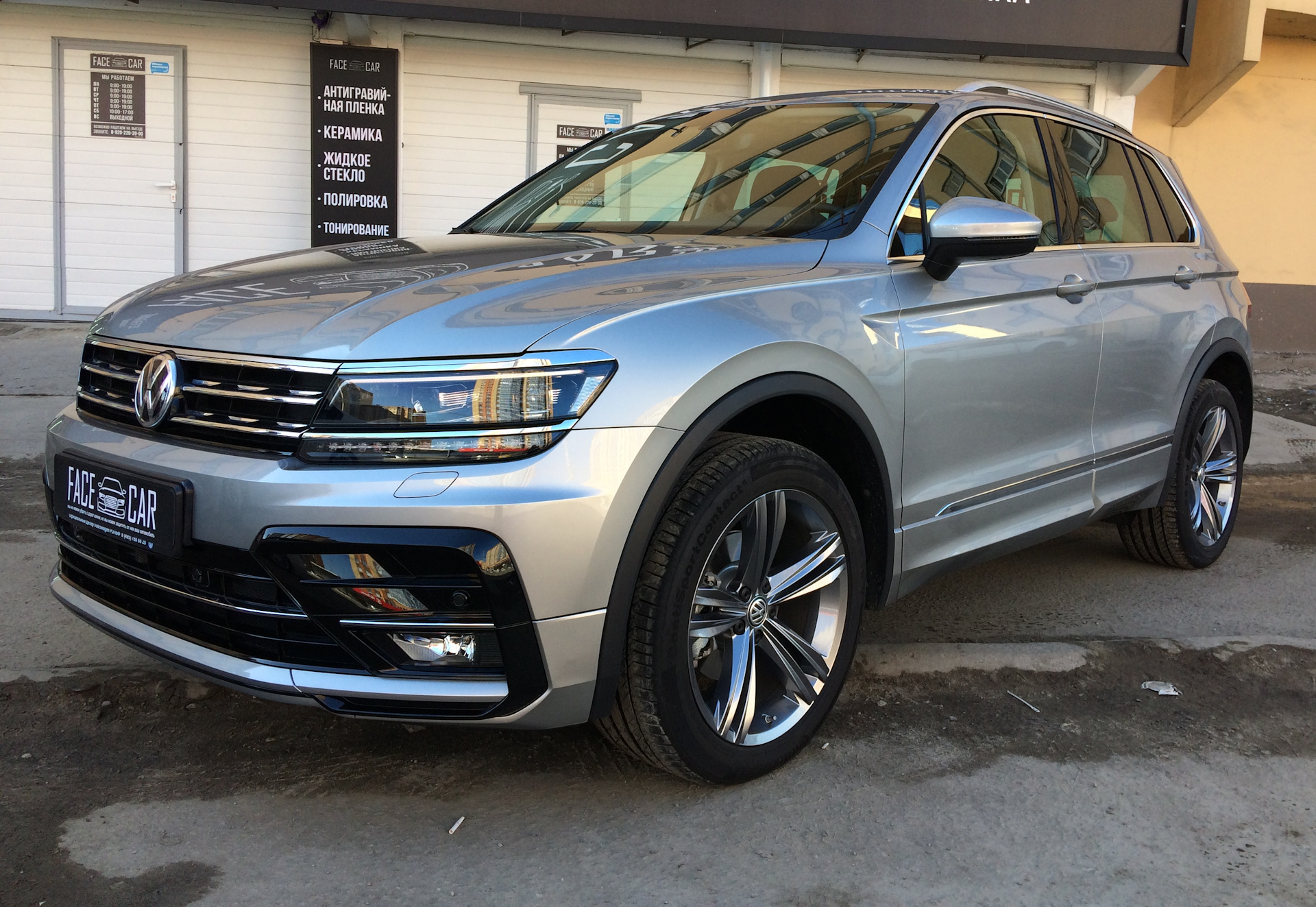 Цвет фольксваген туарег. Volkswagen Tiguan 2018 металлик. Фольксваген Тигуан 2018 серый. Volkswagen Tiguan серый 2018. Volkswagen Tiguan 2021 серый.