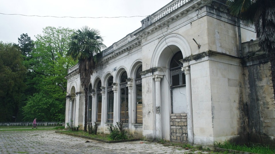 заброшенная станция в Сухуме — Mitsubishi Pajero (2G)