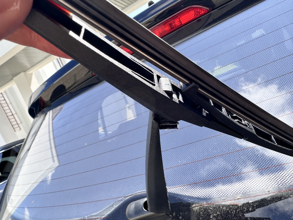 Шаг 4. Повернуть щетку в исходное положение и прижать дворник к стеклу. — Hyundai Creta (1G)