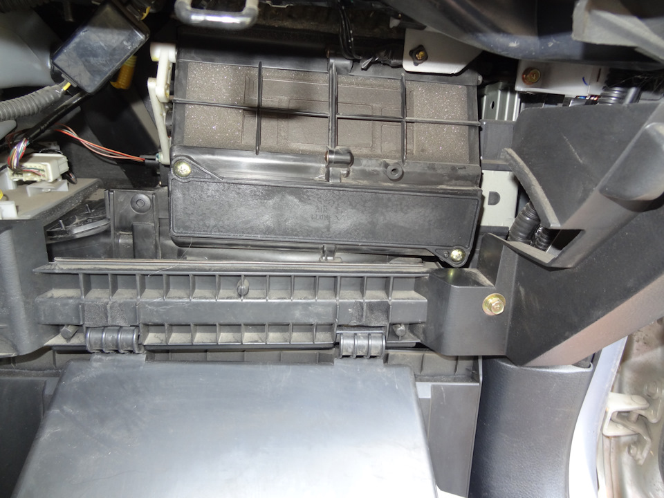 Замена салонного фильтра - Mitsubishi Lancer IX, 1,6 л, 2006 года плановое ТО DR