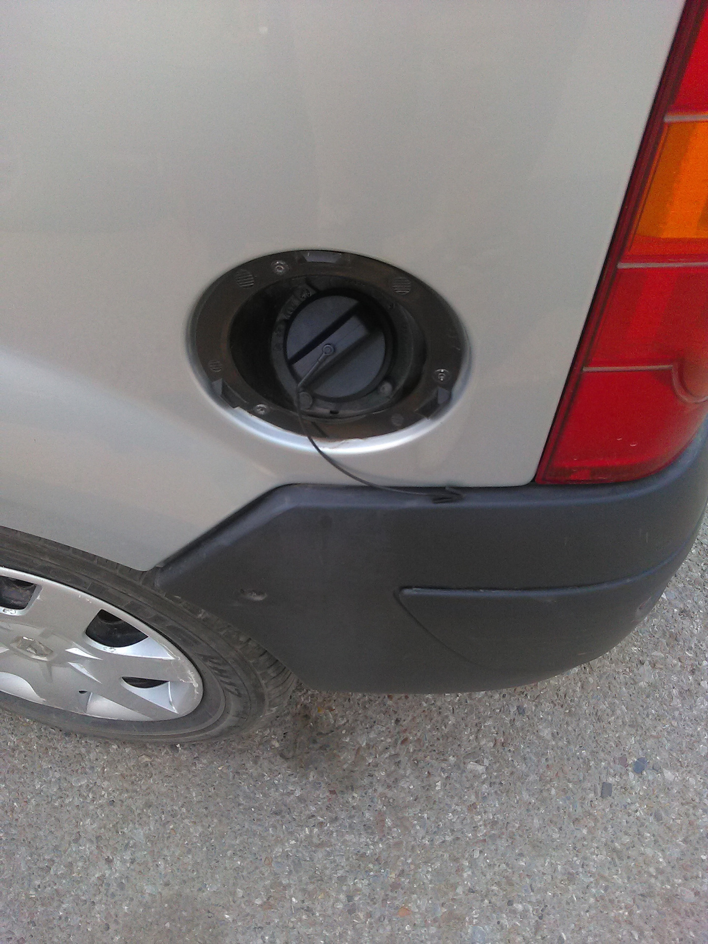 Крышка лючка бензобака на Канго от Дастера — Renault Kangoo (1G), 1,4 л ...