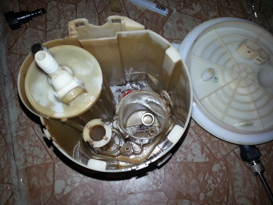 изначально — я хотел всё таки добыть оттуда фильтр чтоб показать вам какой он грязный и сам посмотреть…но потом желание это пропало по 2 причинам. во первых полился грязный бензин оттуда, который и так дал понять в каком состоянии фильтр. а второе, это то что ещё стоит регулятор давления там. и если снять фильтр, пришлось бы изобретать как пристроить регулятор. не стал. — Opel Astra H