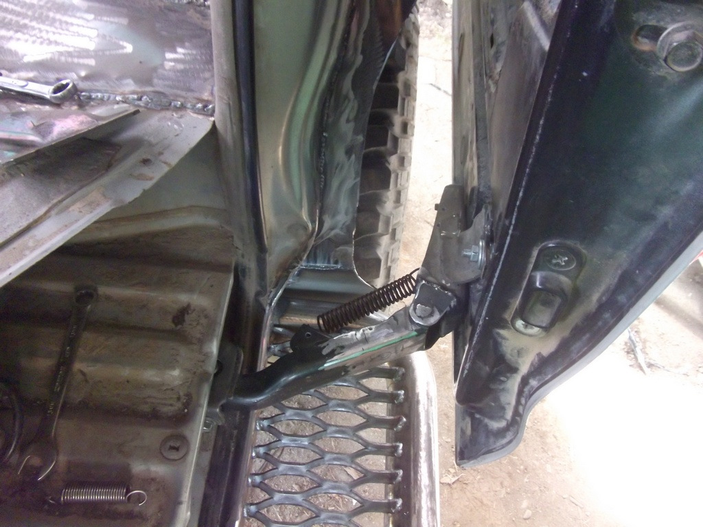 дверь сдвижная делика. дверь сдвижная делика. делика 35 дверной. переделка сдвижной двери на распашную делика. кронштейн моторчика сдвижной двери serena.