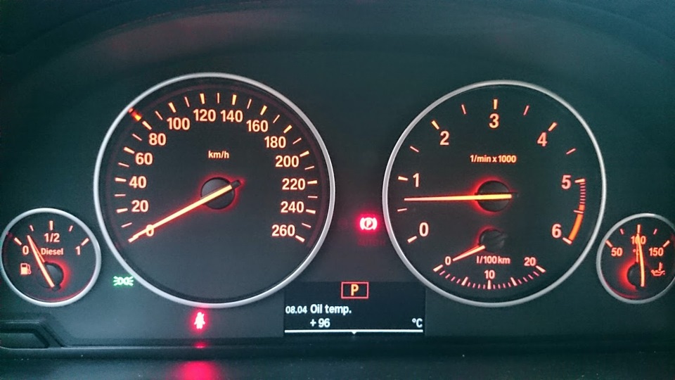 Температура масла bmw. BMW f30 лампа давления масла. БМВ х1 датчик температура на приборной панели. Приборный щиток х3 ф25. Индикатор низкого уровня охлаждающей жидкости BMW e90.