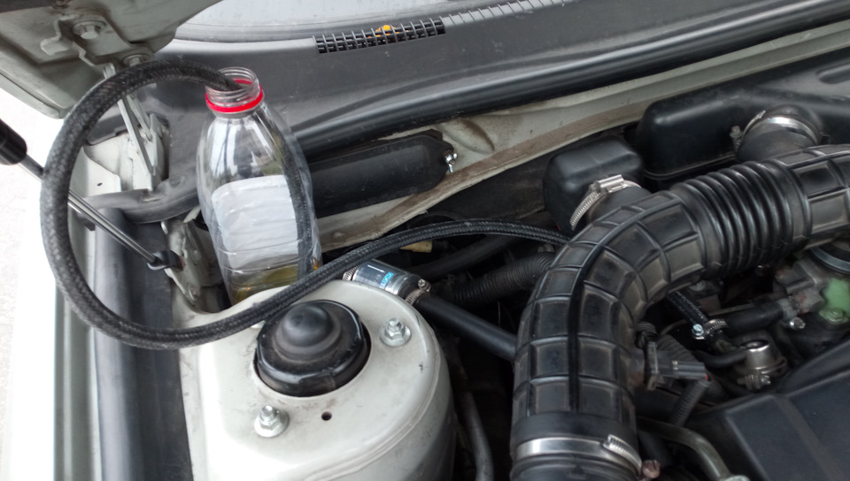 Шланг с обратки идет в пустую баклажку. — Daewoo Leganza