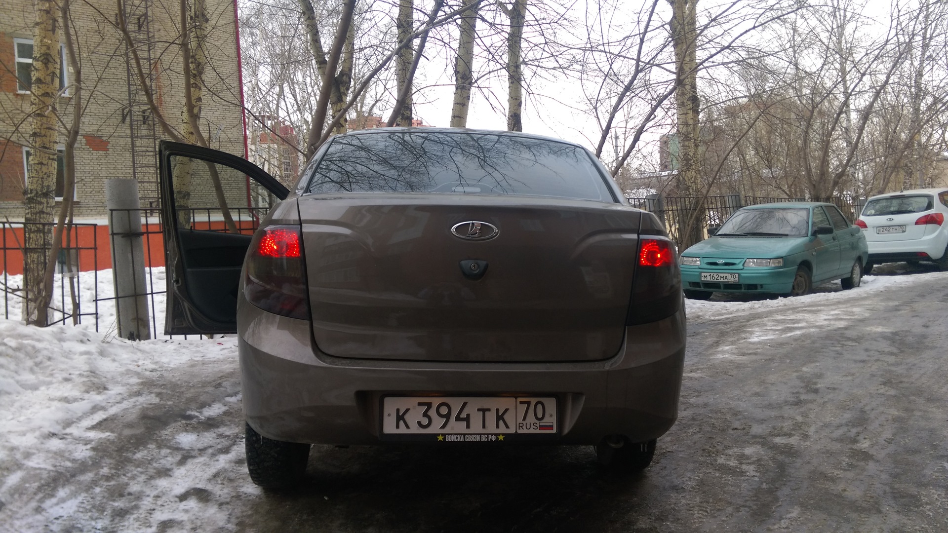 Шильдик в глянец + фото задних огней — Lada Гранта, 1,6 л, 2015 года ...