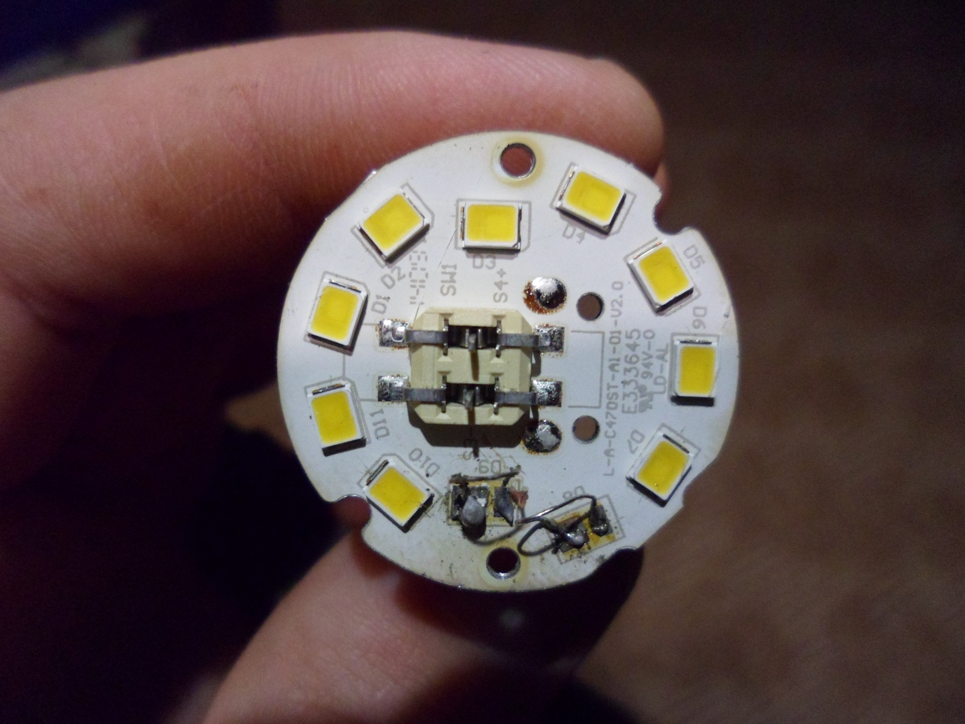 Светодиодная лампа ремонт своими руками на 220в. Плата внутри светодиодной лампы 220в. Светодиодная лампа 220 вольт разборка. Как разобрать диодную лампочку на 220в. Разбираем светодиодную лампу 220 вольт.
