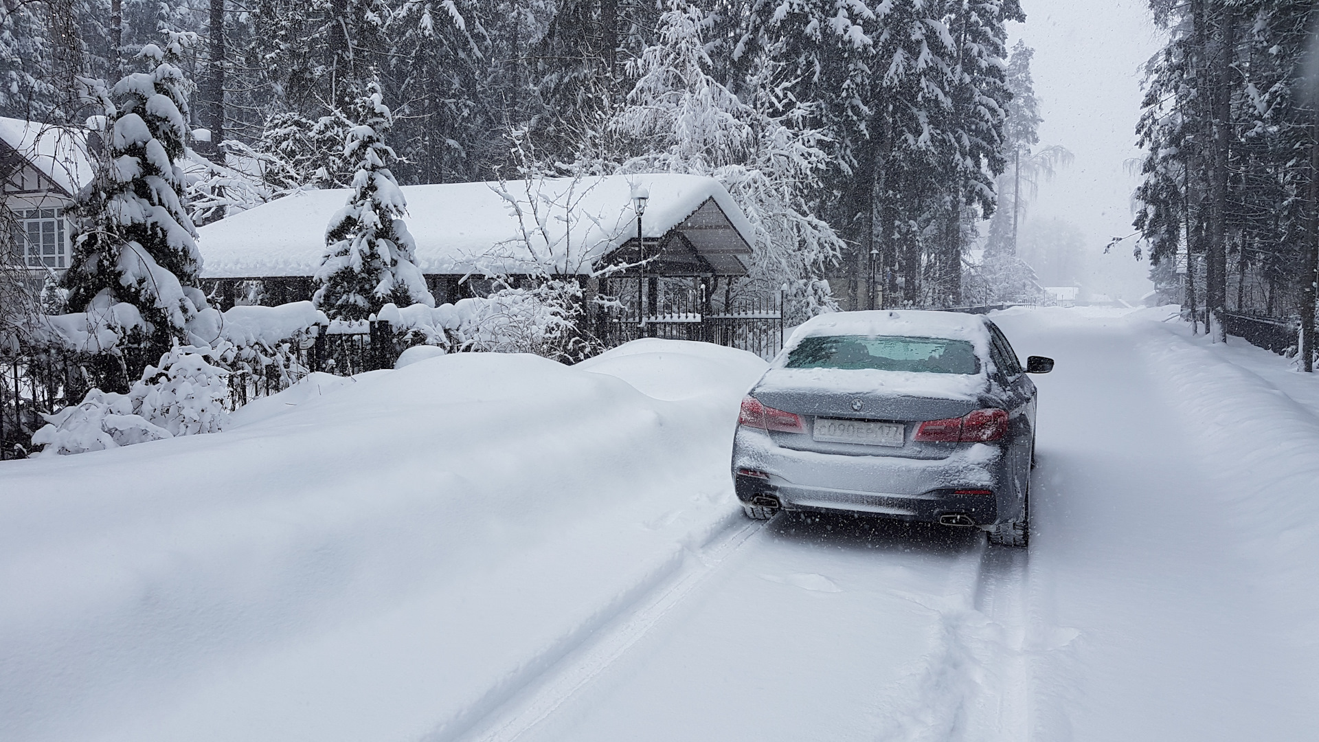 Седан зимой. БМВ g30 зимние покатушки. BMW 2022 Snow. Машина в снегу. BMW g01 на снегу.