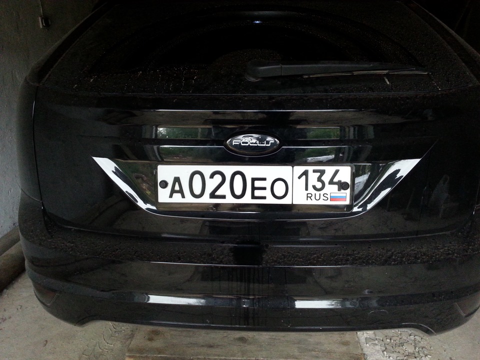 Номнрная рамка на форд фокусе 2. Форд фокус широкие номерные рамки. Номера фф. Болт ручки багажника форд фокус 2 хэтчбек. Ford focus 2 крепление номерного знака.