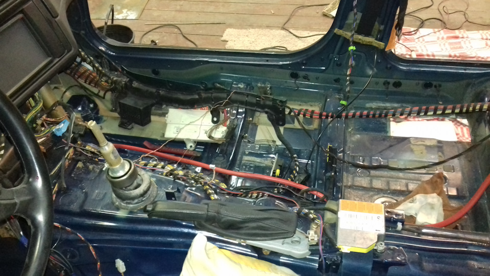 Пол е39. Шумоизоляция пола BMW e34. БМВ е39 шумка под ковром. BMW e39 ремонт пола. Ремонт полов е39.