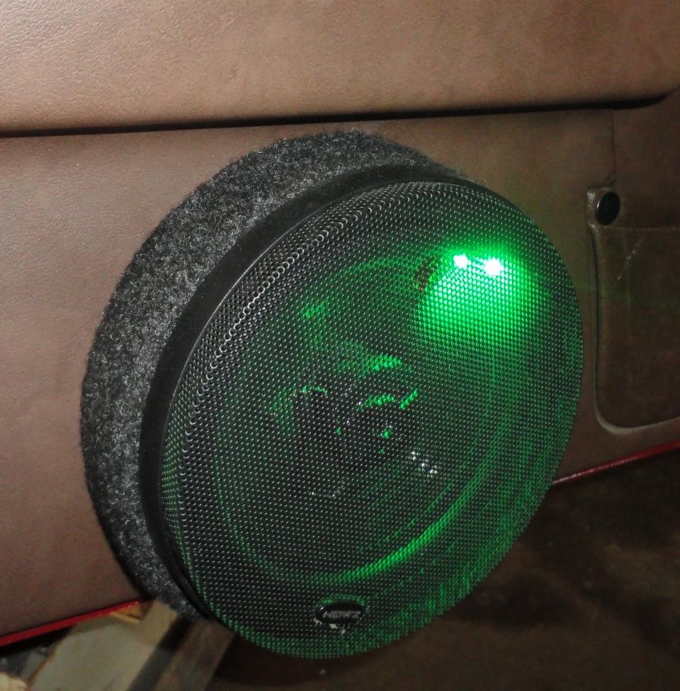Как отключить подсветку на колонке. Jade RS подсветка динамиков. Динамики с подсветкой. Колонка с подсветкой.