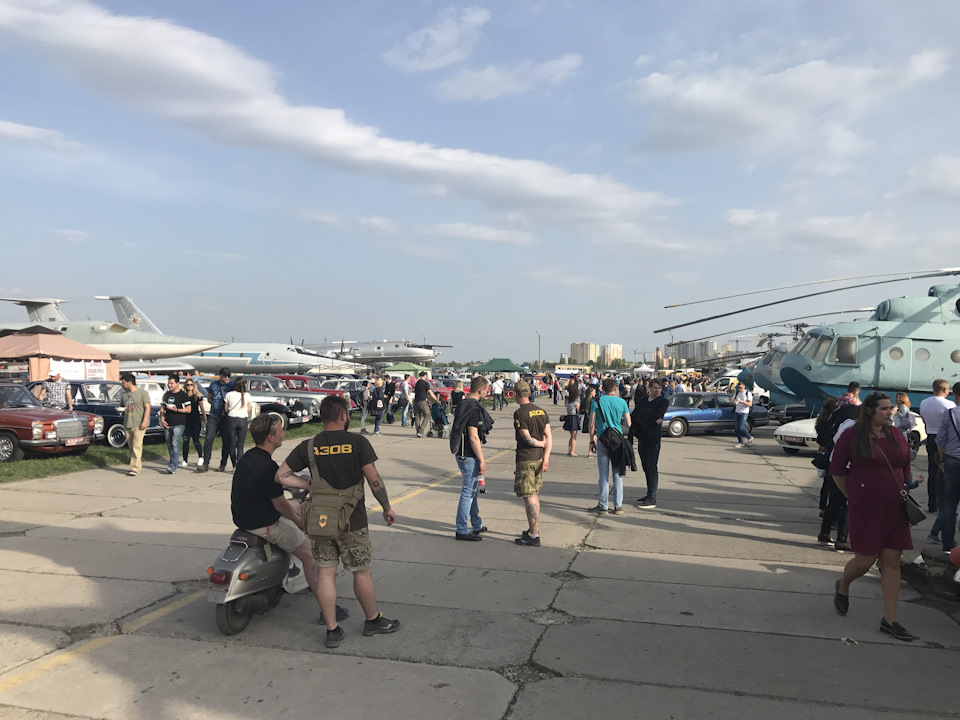 Меня же лично порадовало то, что потихоньку растет и количество различных тематических торговцев. Литература, сувениры, модели — я, скажем, приобрел себе в коллекцию Impala-такси 2000 года в 1:18 по цене, примерно аналогичной американской (правда, пришлось изрядно торговаться, объясняя, СКОЛЬКО какой товар реально стоит в реалиях форвардинг-доставки с eBay:-)). Но вообще в этом плане фестиваль точно растёт! — Pontiac Firebird (4G)