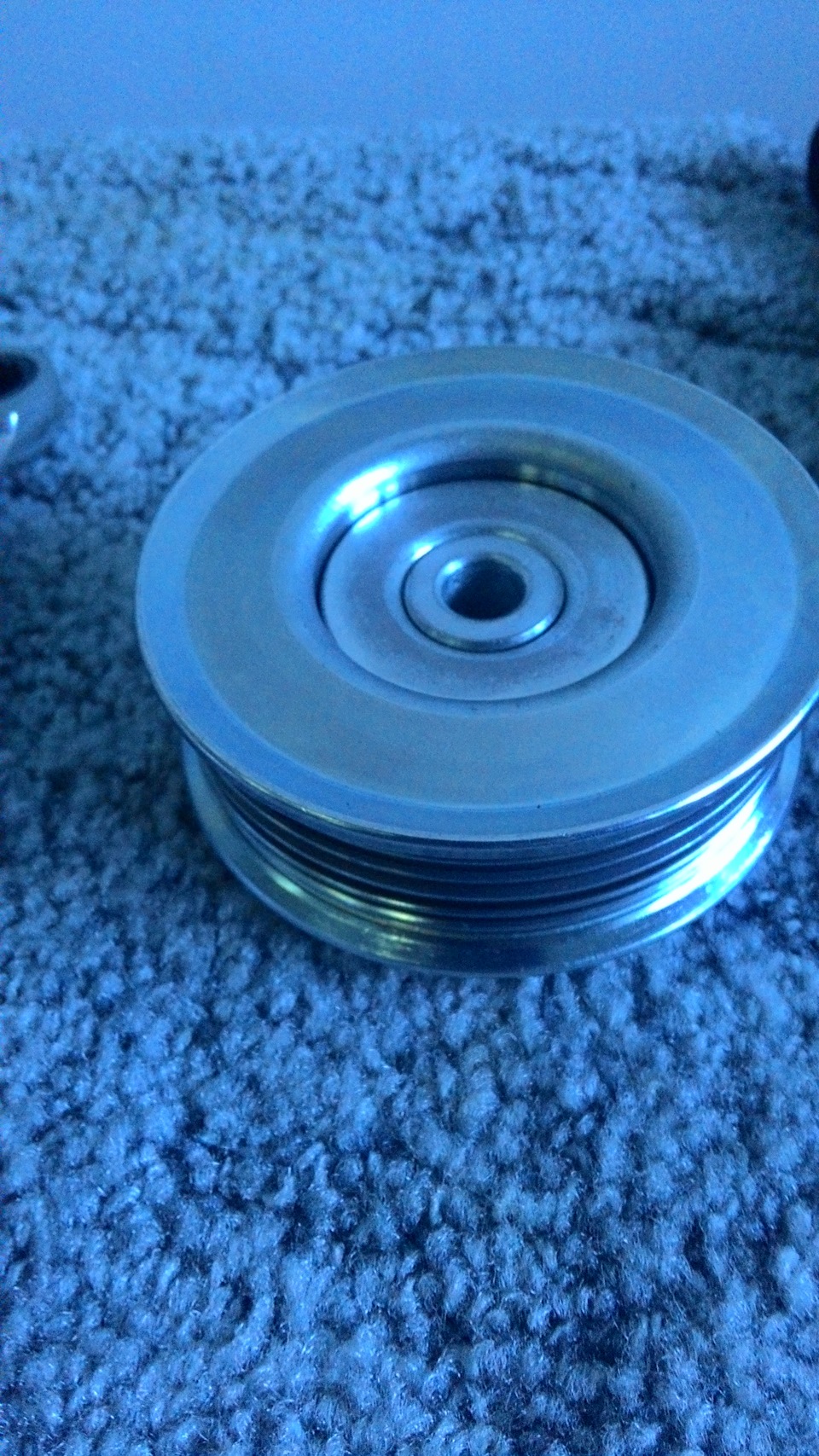 Ролики 1zz fe. Натяжной ролик ремня генератора премио 240 кузов. Замена подшипника ролика в 1zz fe. Ролики 1zz fe. Ролик натяжной тойота пробокс 1nz.