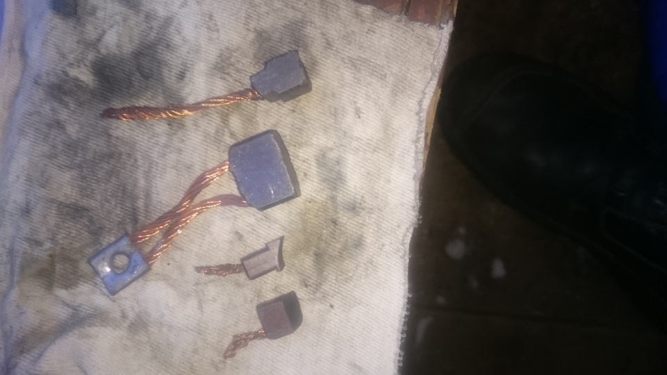 Эволюция щёток: маленькие — родные меднографитовые, в газомагазине комплект стартерных щёток от хз какой машины. Одна стартерная распиливается на две и получаем две для нашего моторчика — Opel Omega A