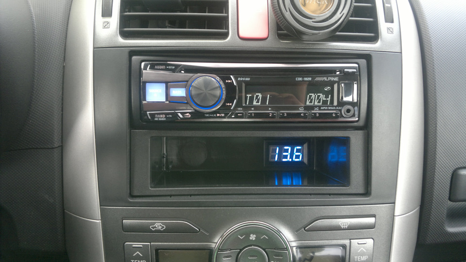 Как снять магнитолу alpine Алпайн cde182r - Toyota Auris (1G), 1,6 л, 2007 года автозвук DRIVE2