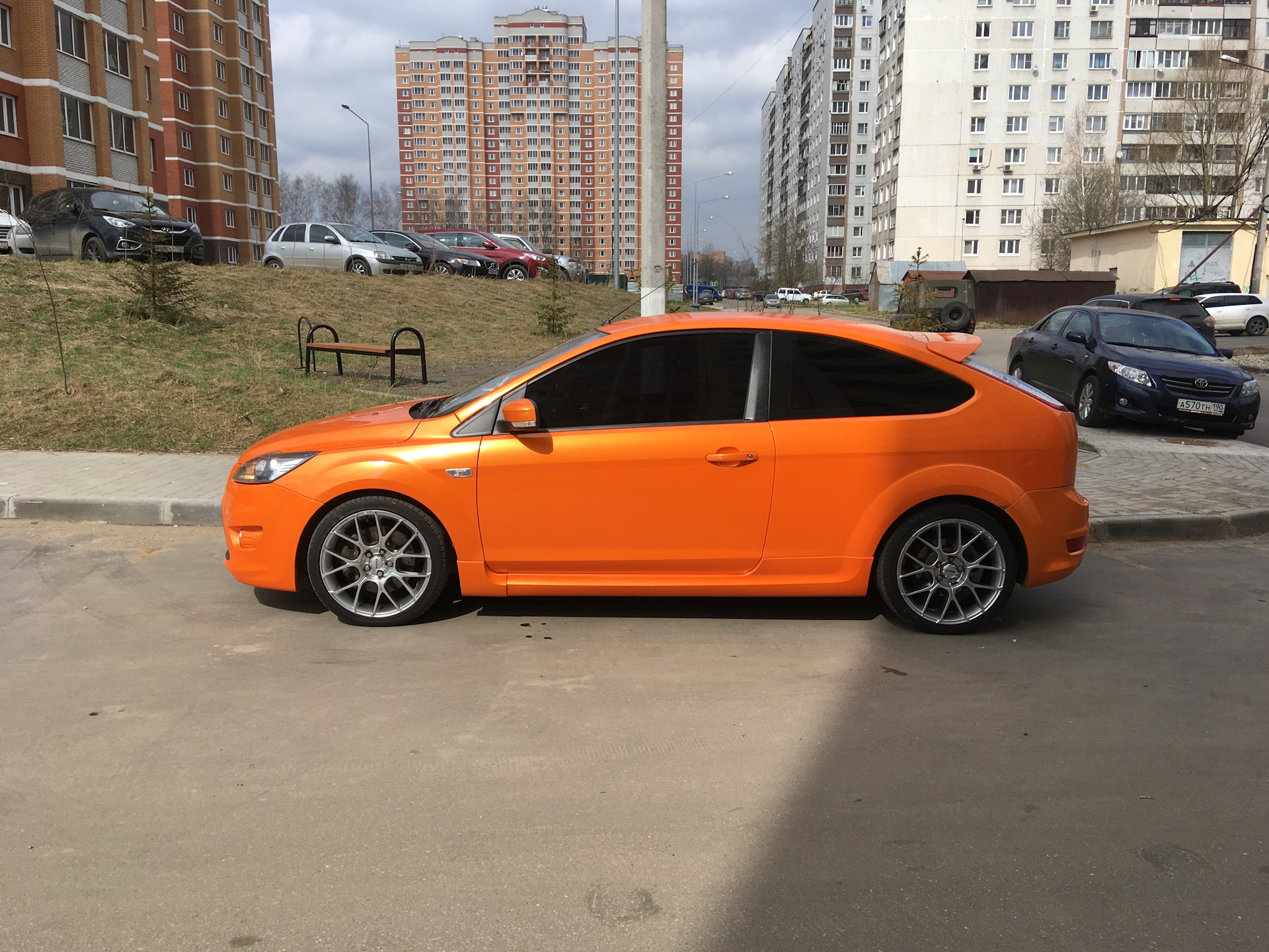 Диски фокус 2. Ford Focus St r17. Ford Focus 2 r18. Momo Форд фокус 2 r17. Momo Raptor r18.