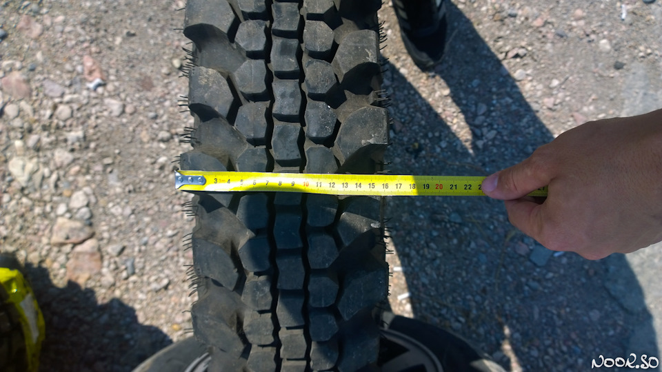 Для нивы simex extreme trekker. 94208fes 960. Для нивы simex extreme trekker фото. Для нивы simex extreme trekker-94208fes 960. картинка Для нивы simex extreme trekker. картинка 94208fes 960. Пару месяцев назад я еще не определившись окончательно, что готов к 31" колесам купил Simex Extreme Trekker 29-7.5-16. В традиционном для нас метрическом размере это 195/80R16. Индекс нагрузки 98 указывает, что максимальная нагрузка на колесо может быть до 750кг, а максимальная скорость — 140км/ч о чем свидетельствует индекс N. Это, наверное, самые большие колеса, которые может переварить родная трансмиссия джимника. А еще это наверное самая маленькая шина Экстрим класса из именытых производителей. Следующие за ней уже начинаются от 31 дюйма.