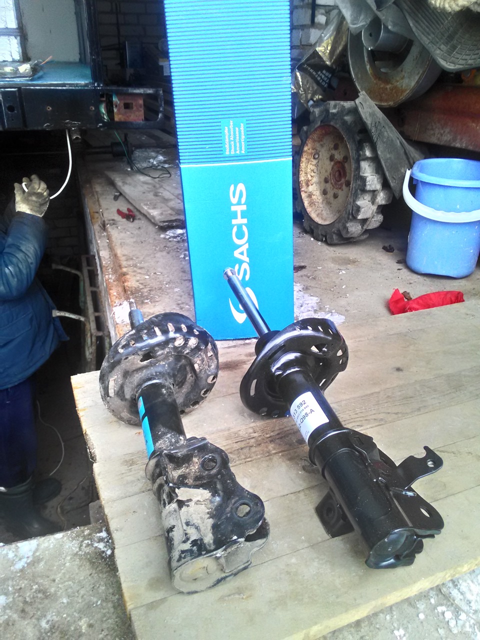 Дошло дело и до передних амортизаторов — Honda Civic Hatchback (8G), 1 ...
