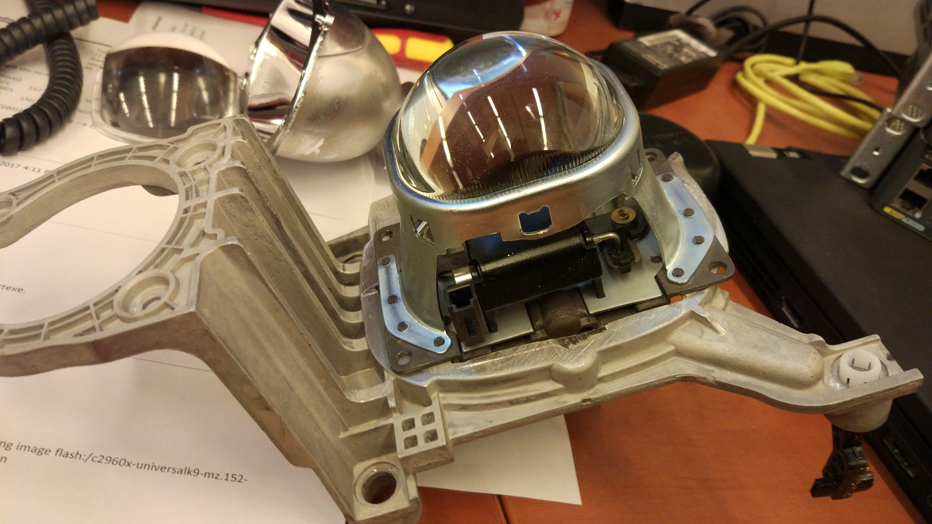 Санта фе замена линз. Замена линз в фарах санта фе 2. Линза санта фе 3. Замена линз антара. Замена линз santa fe 2016.