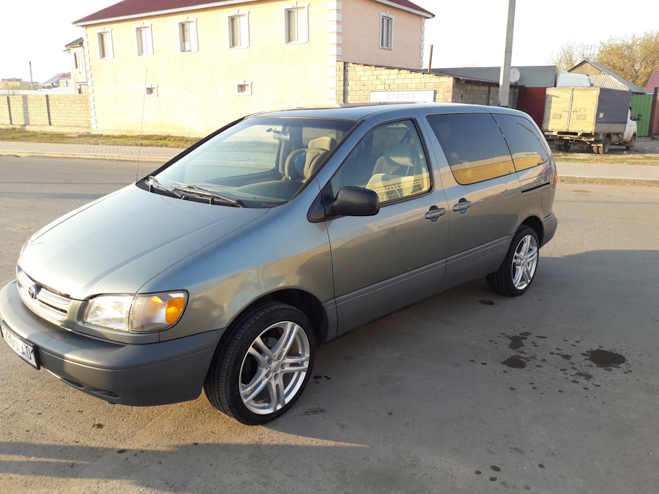 Toyota Sienna 2 2003