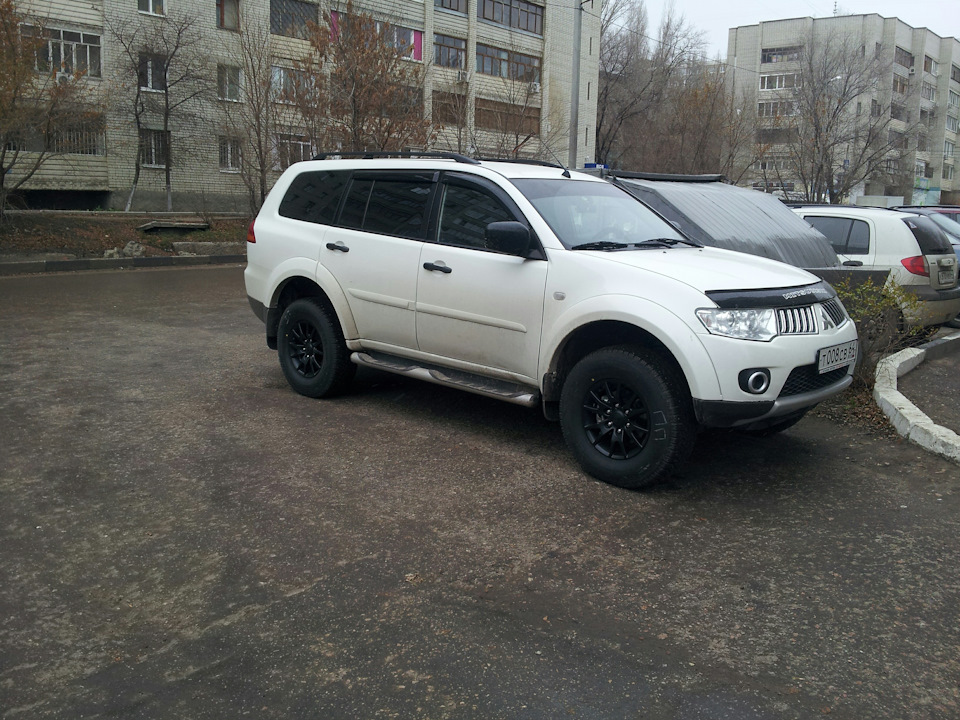 Диски pajero sport 2. Mitsubishi Pajero Sport 2 колеса. Паджеро спорт 2 на r16. Mitsubishi Pajero Sport 2 диски. Паджеро спорт 2 черные диски.