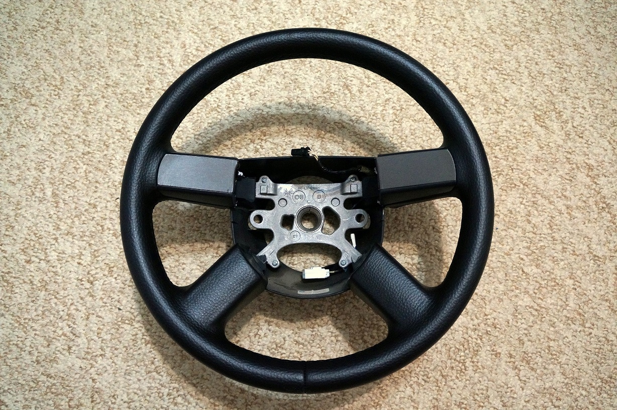 Руль кожаный додж авенджер. Dodge challenger hellcat руль. Руль додж калибер. Руль dodge magnum. Перетяжка руля додж калибр.