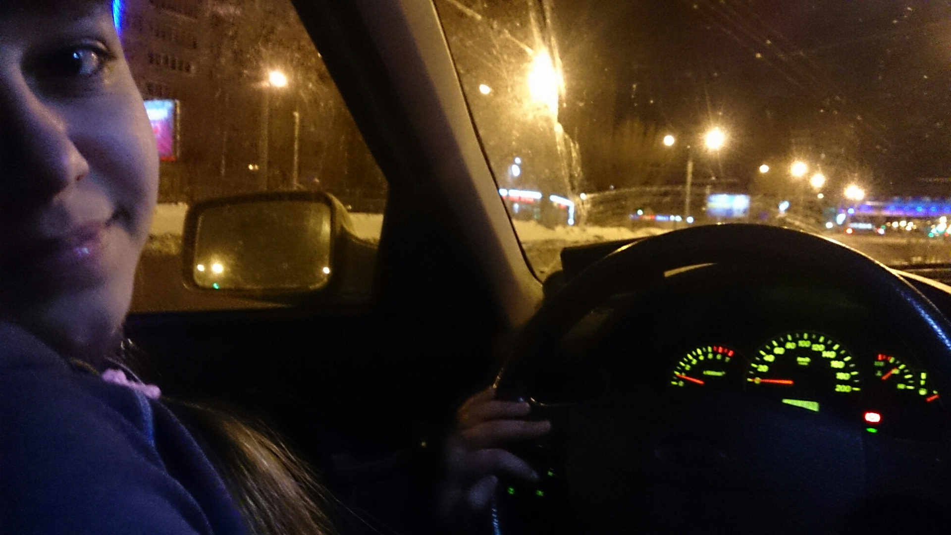Девушка за рулем ночью зимой
