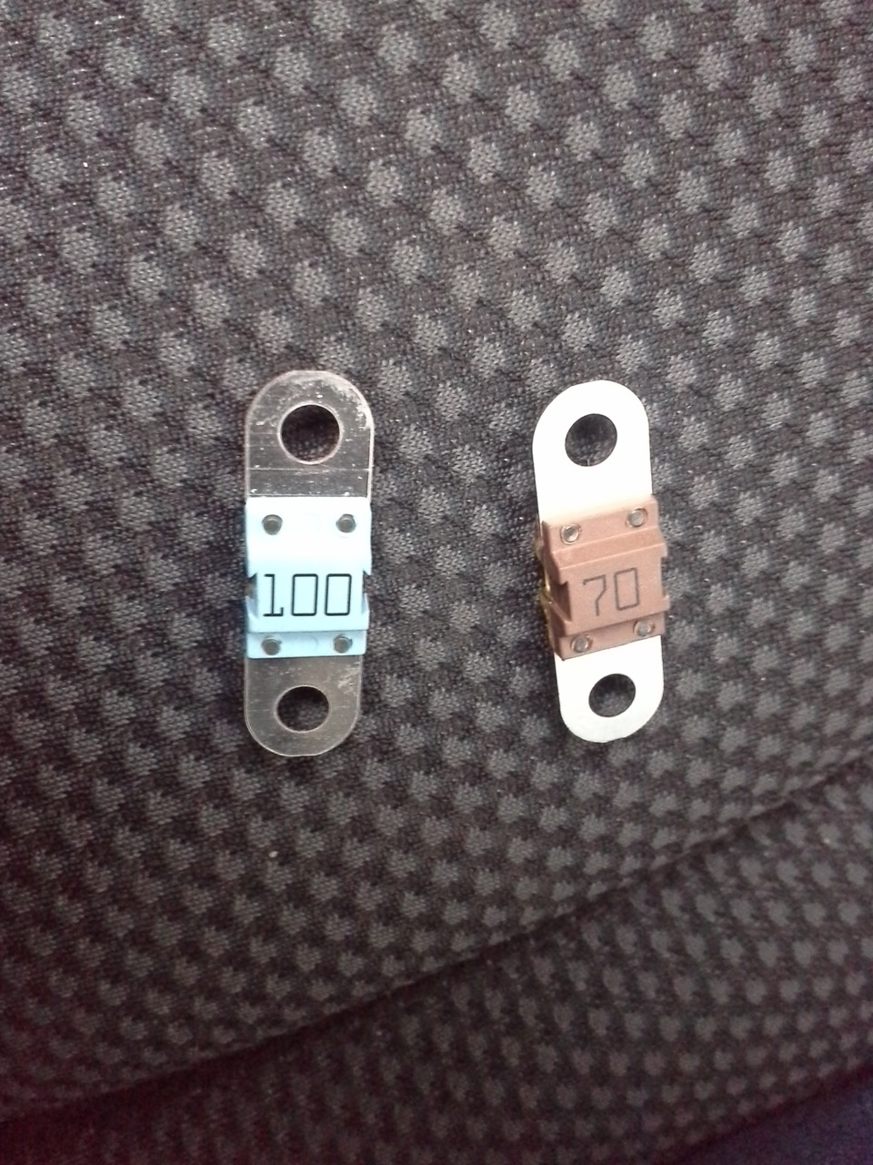 перепутал клеммы аккума при подлючении — Toyota bB (NCP30), 1,3 л, 2001 ...