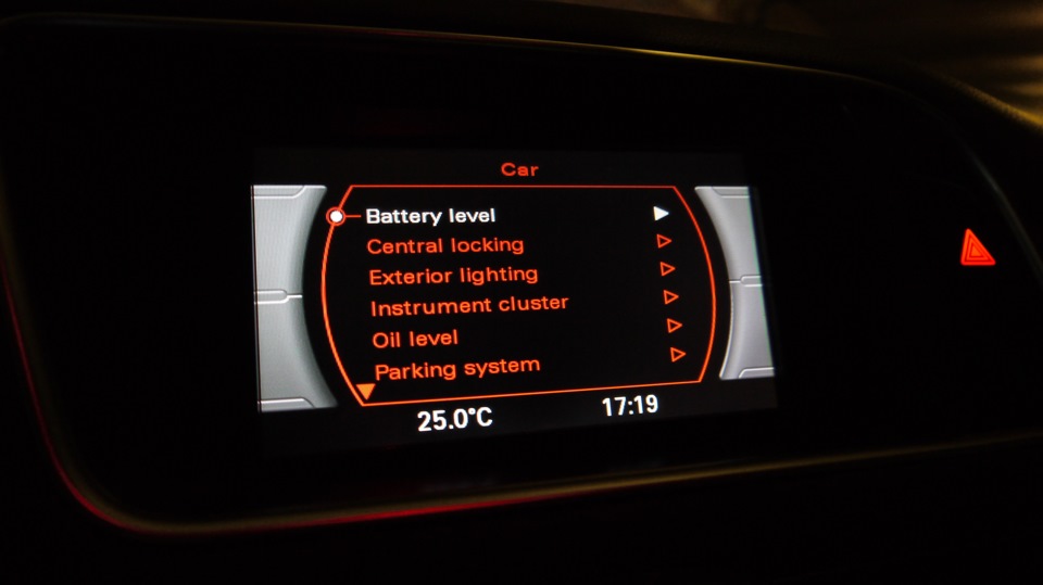 Русификация audi. Монитор экран на Ауди ку5 2013. Индикаторы Ауди q5 2010 г. Индикаторы в Audi q5. Бортовой компьютер Ауди а4 б8.