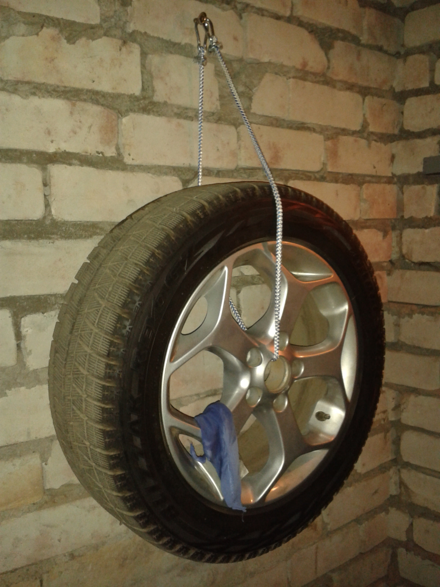 Кронштейн для колес на стену. Подвес для колес на стену. Кронштейн для подвешивания колес в гараже. Подвесы для колес в гараже. Держатель для автомобильных колес.