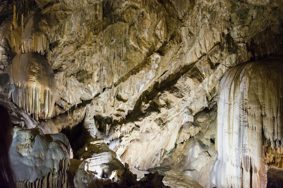 Сталактиты и сталагмиты фото в новоафонской пещере
