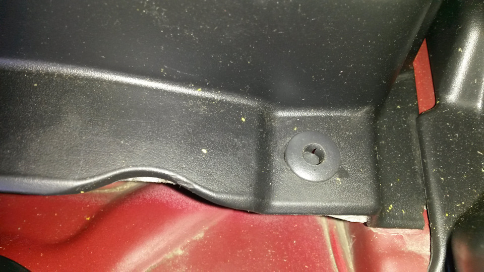 вот этот крепеж тупо вставлен и накладка вибрирует — скоро устраню — Hyundai Elantra (4G)