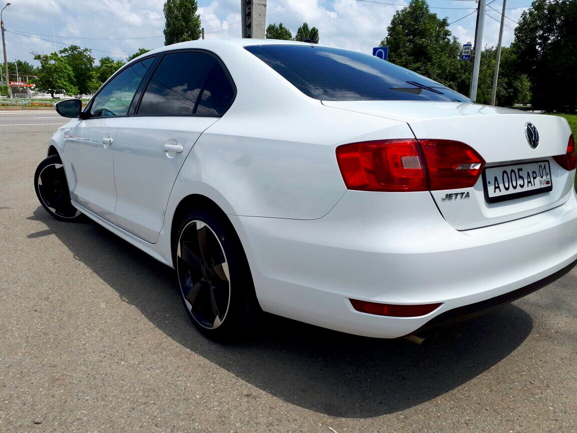 Jetta stage. Jetta 6 r18. Volkswagen Jetta белая r18. Джетта 6 r18 Rotor. Джетта 6 колеса r18.