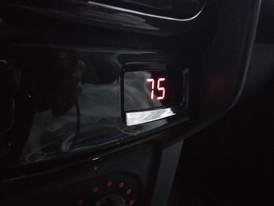 Включается при включении зажигания. — Renault Duster (1G)