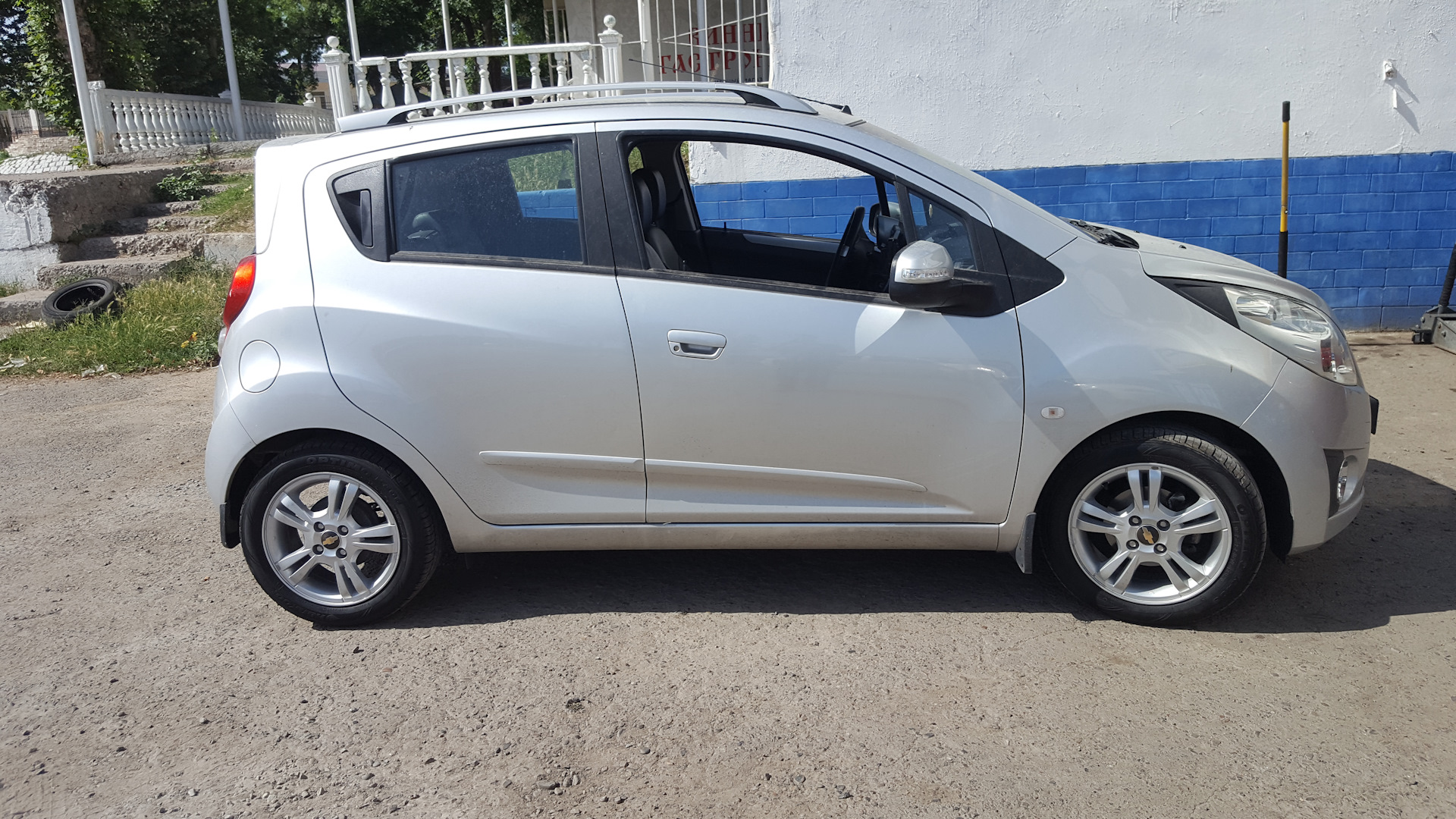 Телефон спарка. Chevrolet Spark r15. Шевроле Спарк 4. Chevrolet Spark 165/60 r15. Диски на Chevrolet Spark r15.