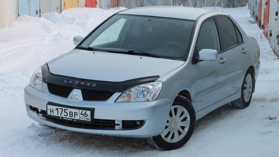 Дефлектор капота лансер. Дефлектор капота Mitsubishi Lancer 9. Дефлектор капота Митсубиси Лансер 9. Дефлекторы Лансер 9. Митсубиси Лансер 9 мухобойка.