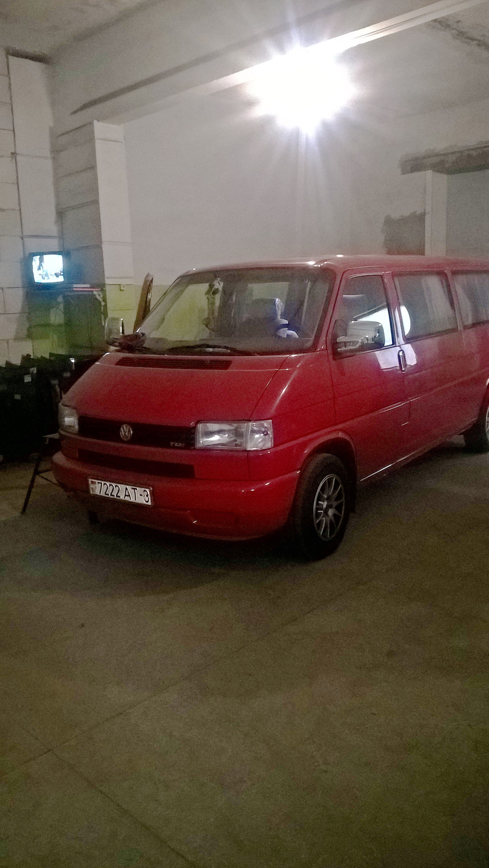 лампы в фары. заклеил скол — Volkswagen Transporter T4, 2,5 л, 1999 ...