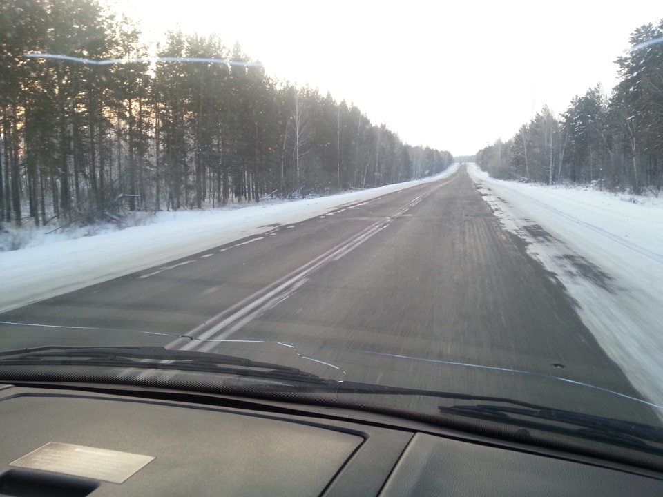 Выезд на курган. Машина зимой на трассе. Зимняя дорога из автомобиля. Дороги в Тюмени зимой. Иркутск трасса.