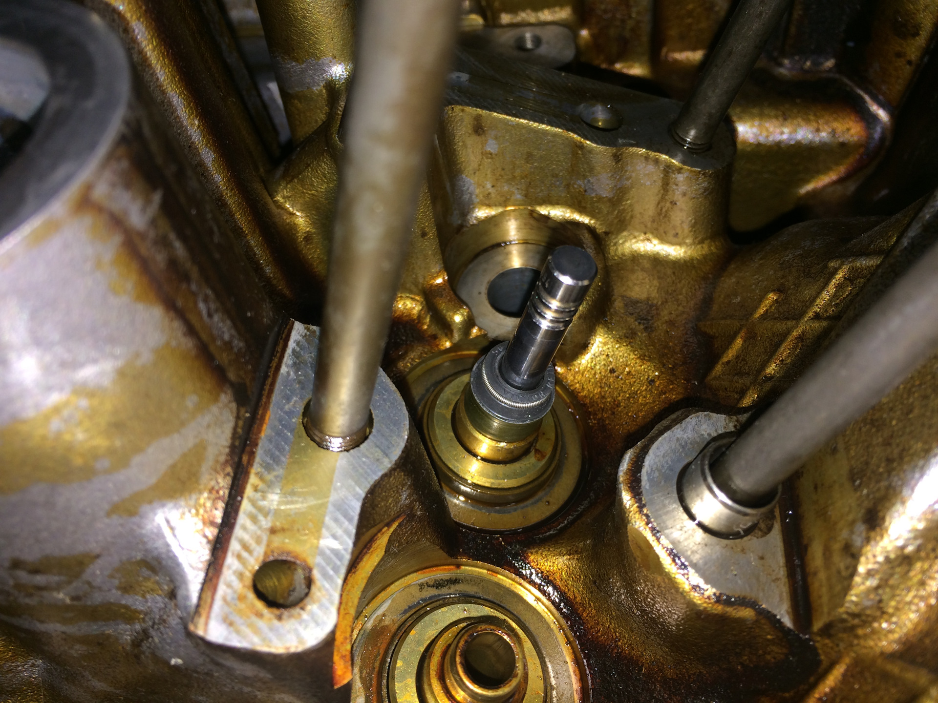 Снять масляные колпачки. Маслосъёмные колпачки ваз 2107. Маслосъемные колпачки тойота королла. Маслосъемные колпачки вольво 940. Съёмник маслосъёмных колпачков ваз 2114.