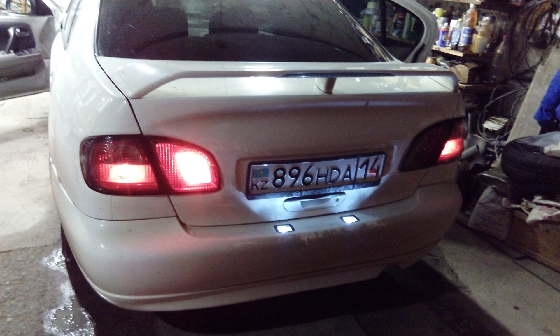 Задние фонари ниссан примера р11. Nissan primera p11-144 ПТФ. Тюнинг Ниссан примера р11 144. Nissan primera p11 Рестайлинг задний фонарь. Красная примера р11 144.