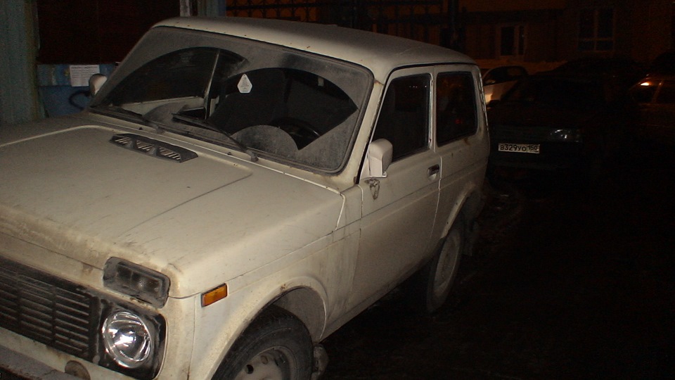 Зеркала на ниву какие ставить. 947c728s 960. Зеркала на ниву какие ставить фото. Зеркала на ниву какие ставить-947c728s 960. картинка Зеркала на ниву какие ставить. картинка 947c728s 960. Всем привет! Недавно был создан бортовой по вопросу значка и бамперов. Бортовой носил временный характер, поэтому я остановился на варианте бампер в черный мат и переделать решетку. Но об этом позже, а сейчас поговорим о зеркалах.Лопухи зеркала не плохие, даже хорошие за такие деньги. По городу только с ними ездить не удобно, не хватает бокового обзора, а он очень необходим при плотном движении.Выбор пал на зеркала 214. Они обладают хорошим обзором, современным внешним видом. Брать стал сразу с обогревом, потому что встречались такие моменты когда он был необходим. (в туманную погоду запотевали зеркала).К тому же такие зеркала ставят на новые Нивы, поэтому стоковый вид авто сохранит.Купил их на Северном Авторынке за 2050 руб.Перед установкой сразу удлинил провода обогрева, для удобства подключения.