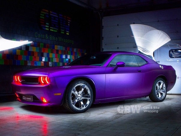 dodge challenger фиолетовый