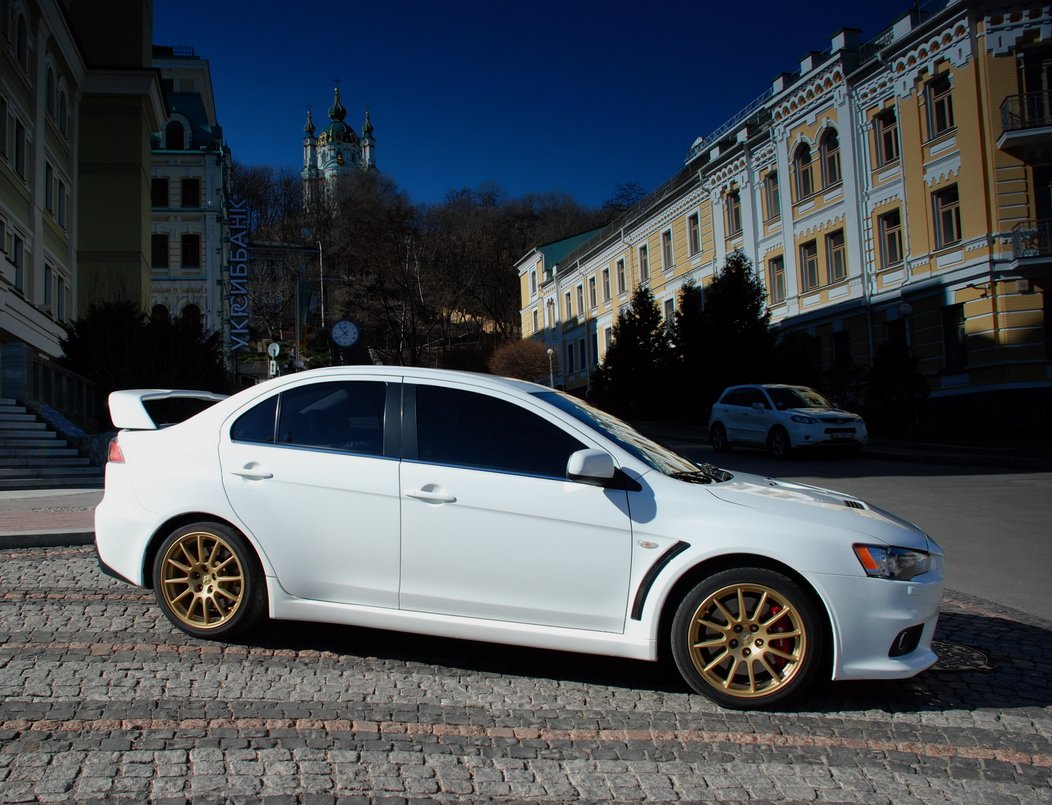 Фото белых дисков. White Lancer 10 Wheels. Лансер 10 белый на золотых дисках. Диски на белой машине. Бронзовые диски на белой машине.