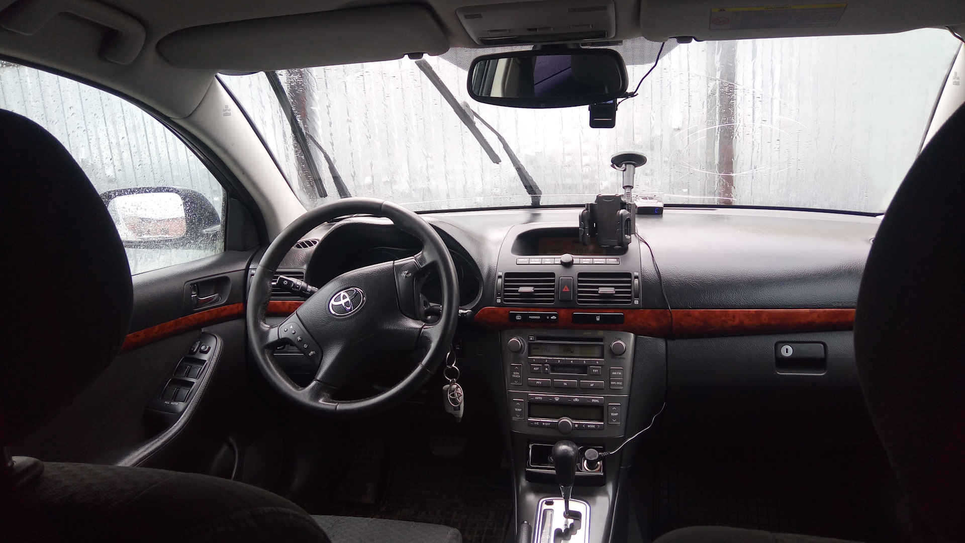в салоне toyota avensis запах пыли в салоне toyota avensis запах пыли