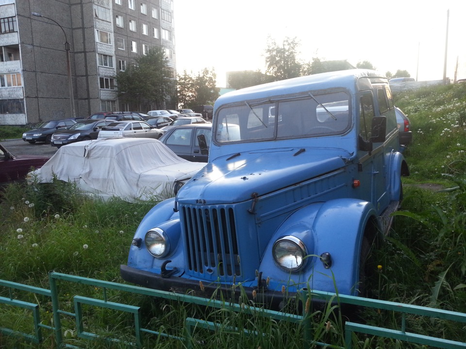 Мурманск бу. Заброшенные автомобили в Мурманске. Брошенные машины Мурманск. Заброшеные Тачки в Мурманске. Машина на машине Мурманск.