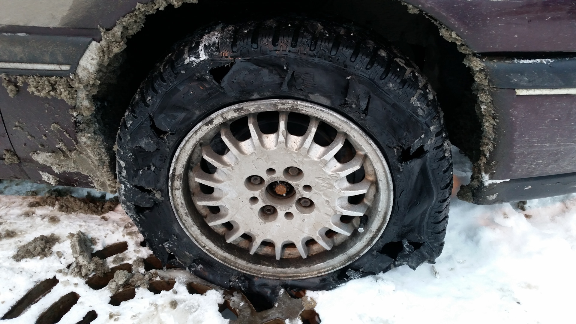 Можно ехать на спущенном колесе. Спущенное колесо. Проехался на спущенном колесе. Полуспущенное колесо автомобиля. Спущенное колесо зимой.